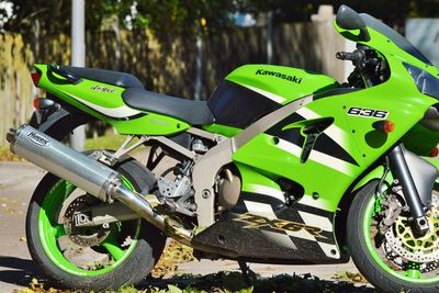 Ini Toh Alasannya Kenapa Knalpot Motor Berada di Sebelah Kanan