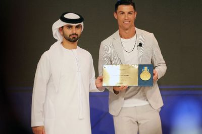 FOTO: Cristiano Ronaldo Raih Penghargaan Globe Soccer Awards