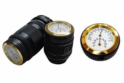 Wih! Penutup Lensa Kamera Ini Dibekali Termometer dan Higrometer