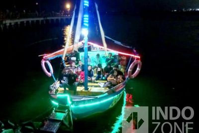 Jelang Pergantian Tahun, Pengunjung Ancol Berlayar Naik Perahu Hias