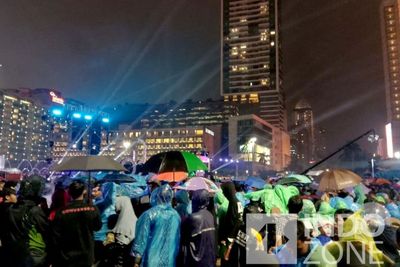 Hujan Tak Menyurutkan Semangat Warga Jakarta Sambut Tahun Baru