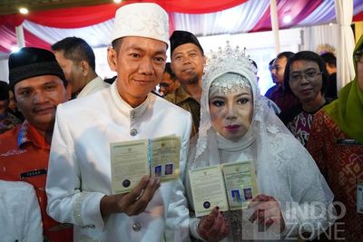 FOTO: Ratusan Pasangan Nikah Massal di Malam Tahun Baru 2020