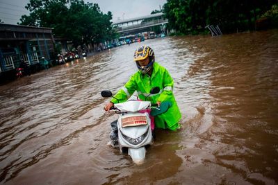 FOTO: Banjir di Cawang, Lalu Lintas Lumpuh