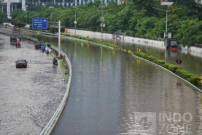 FOTO: Begini Penampakan Banjir di Tol Dalam Kota Jakarta