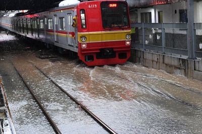 Rel Dilanda Banjir, Ini Perjalanan Kereta Api Yang Dihentikan