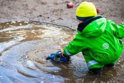 Jangan Dimarahi, Ini 4 Manfaat Membiarkan Anak Main Hujan-hujanan