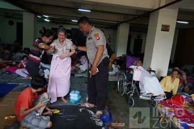 FOTO: Begini Kondisi Pengungsi Banjir di Kampung Pulo