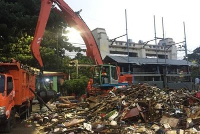 50 Truk Angkut Sampah dari Sofa Hingga Helm di Pintu Air Manggarai