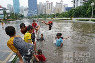 Main Air Banjir Bikin Anak Kebal Penyakit Tertentu? Ini Kata Dokter