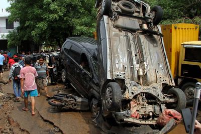 FOTO: Puluhan Mobil Rusak dan Bertumpukan Usai Banjir di Bekasi