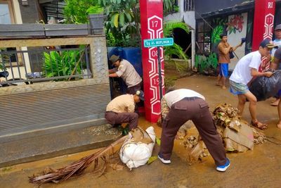 Pramuka Saka Wira Kartika Bantu Korban Banjir Bintaro
