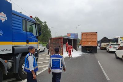 Sopir Ngantuk, Truk Muatan Soda As Terbalik di Tol Japek