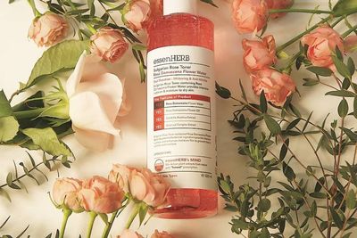Dapat Tampilan Glass Skin dengan 3 Rekomendasi Skincare Ini