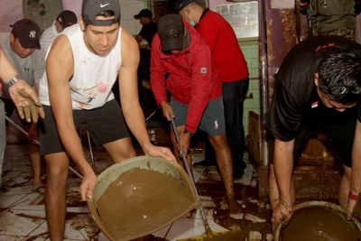 Pembalap Formula 2 Bantu Korban Banjir Jakarta