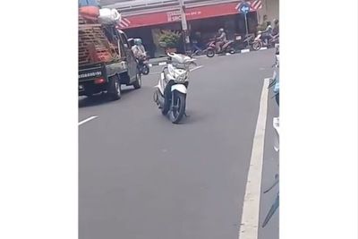 Emak-Emak Parkir Motor di Tengah Jalan, Netizen: Bahaya Kalau Ditegur