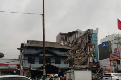 Petugas Damkar Berhasil Evakuasi Korban Terjebak di Ruko Roboh Slipi