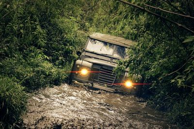 5 Mobil Handal untuk Terjang Banjir