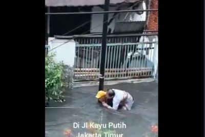 Video Evakuasi Warga Ditengah Arus Banjir Kembali Viral di Twitter