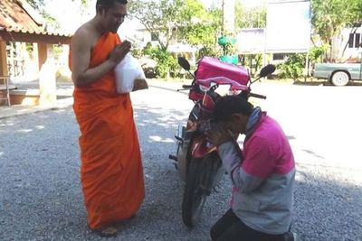 Cara Unik Biksu di Thailand Kirim Doa, Lewat Video Call