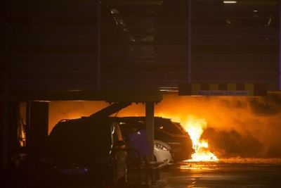 Ratusan Mobil Menjadi Rusak Parah Karena Kebakaran di Parkiran Bandara