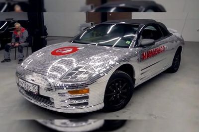 Unik, Lihat Mobil Ini Harus Pakai Pelindung Mata Khusus!
