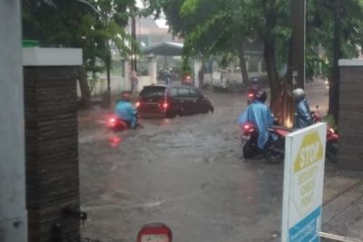 Satire Banjir Surabaya, Denny Siregar : Bu Risma Langgar Sunatullah