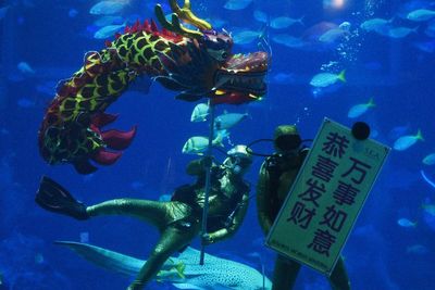 FOTO: Pertunjukan Tarian Naga di Dalam Air Sambut Imlek 2020