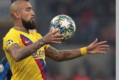 Putus dari Model Seksi, Arturo Vidal Kembali ke Pelukan Mantan Istri