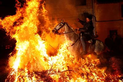 FOTO: Festival Luminarias, Tradisi Berkuda Menembus Kobaran Api