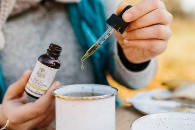 Atasi Jerawat dengan Perawatan Tea Trea Oil