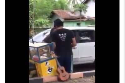 Ibu Ini Tak Terima Anaknya Dipacari Tukang Cilok, Videonya Viral