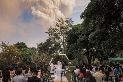 Pernikahan Unik Berlatar Belakang Erupsi Gunung Taal