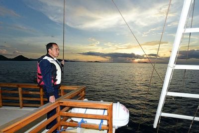 FOTO: Momen Jokowi Naik Kapal Pinisi di Labuan Bajo