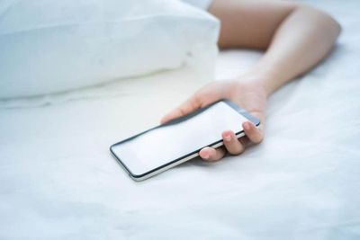 Sering Main Ponsel di Malam Hari Sebabkan 5 Penyakit Ini