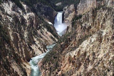 Misteri Air Terjun Yellowstone yang Jadi Legenda Hingga Sekarang