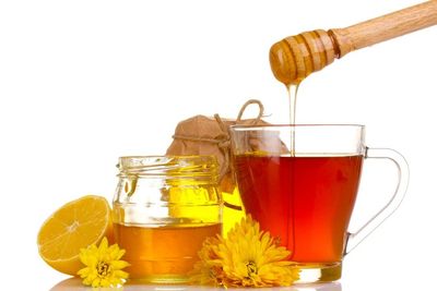 Alasan Di Balik Kamu Perlu Minum Air Madu Hangat