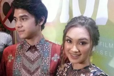 Al Ghazali dan Caitlin Halderman Beradegan Romantis dalam Dignitate