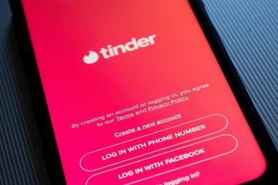 Sebanyak 70 Ribu Foto Pengguna Tinder Disebar ke Forum Kejahatan Cyber