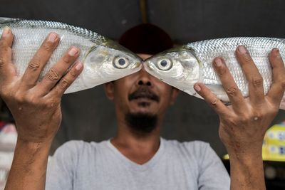 FOTO: Jelang Imlek, Pedagang Bandeng dan Jeruk Mulai Menjamur