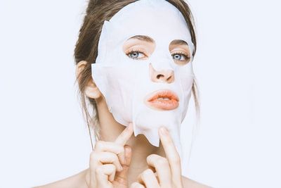Perlukah Membilas Wajah Setelah Memakai Sheet Mask?