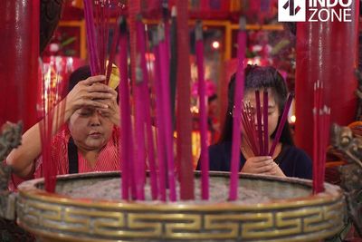 FOTO: Sembahyang Malam Imlek di Wihara Amurva Bhumi