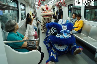 FOTO: Atraksi Barongsai Hibur Penumpang LRT Jakarta