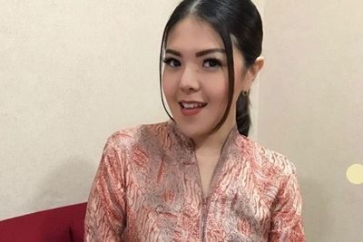 Serunya Tina Toon Rayakan Imlek Bersama Keluarga