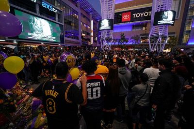 Penggemar Kobe Bryant Belum Mau Beranjak dari Staples Center