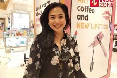 Mulai Malas Pakai Makeup, Feni Rose Andalkan Lipstik Merah