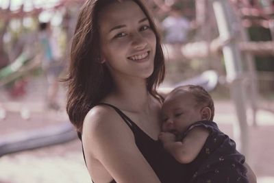 Intip Potret Terbaru Dahlia Poland, Si Mama Muda Cantik
