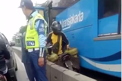 Masih Suka Nyelonong ke Jalur TransJakarta? Siap-Siap Kena Denda!