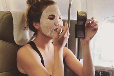 Pakai Sheet Mask di Pesawat, Boleh Nggak Sih?