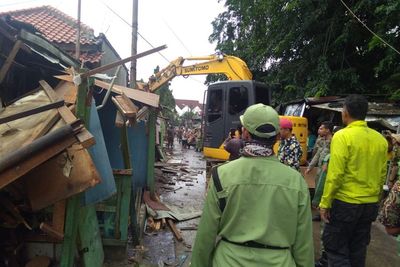 Aparat Gabungan Bongkar Puluhan Bangunan Liar di Bekasi