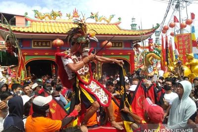 Cap Go Meh di Singkawang, Ratusan Tatung Ikuti Ritual Cuci Jalan